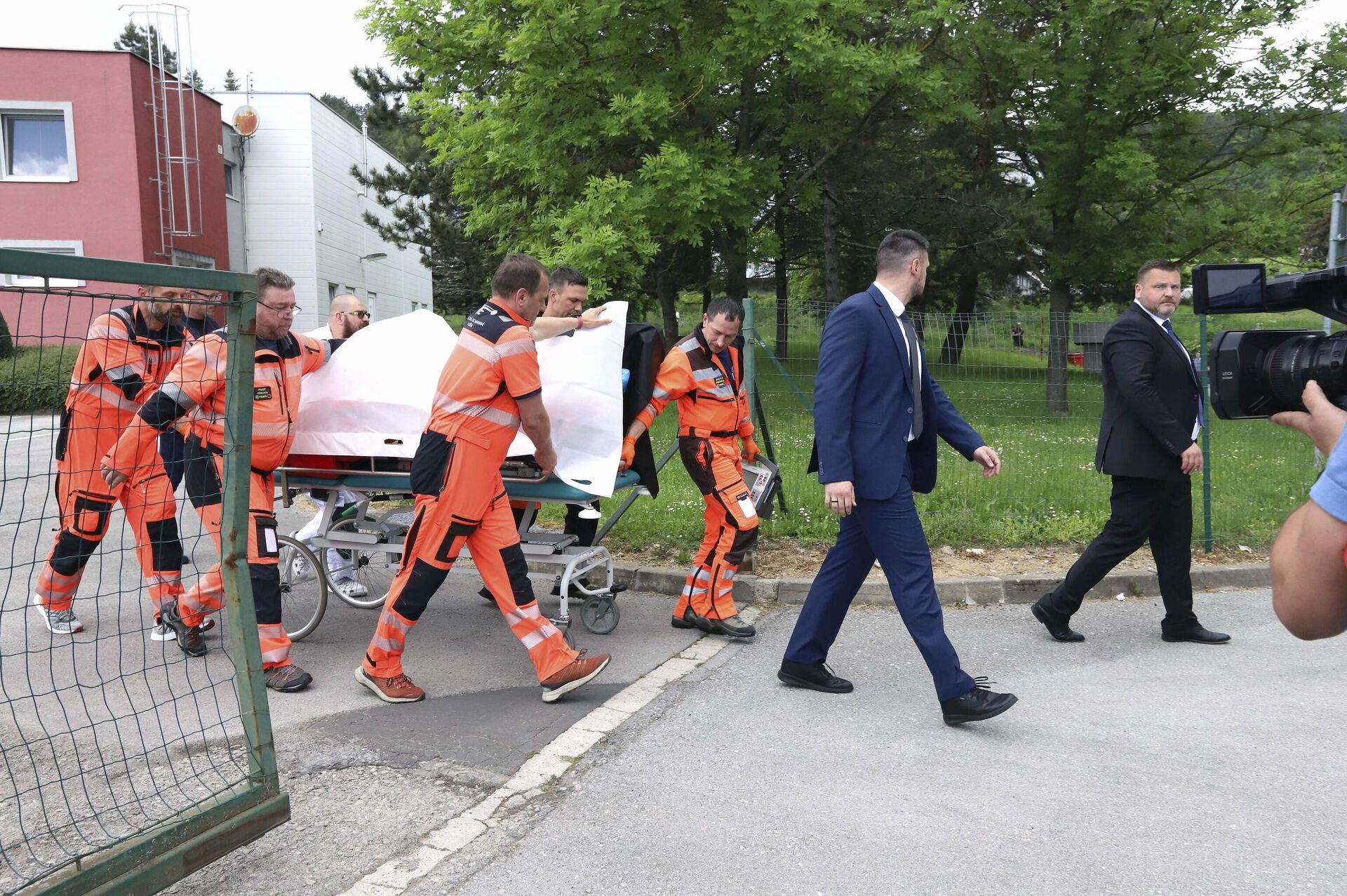 Медики доставляют раненого премьер-министра Словакии Роберта Фицо в больницу в городе Банска-Бистрица - РИА Новости, 1920, 15.05.2024