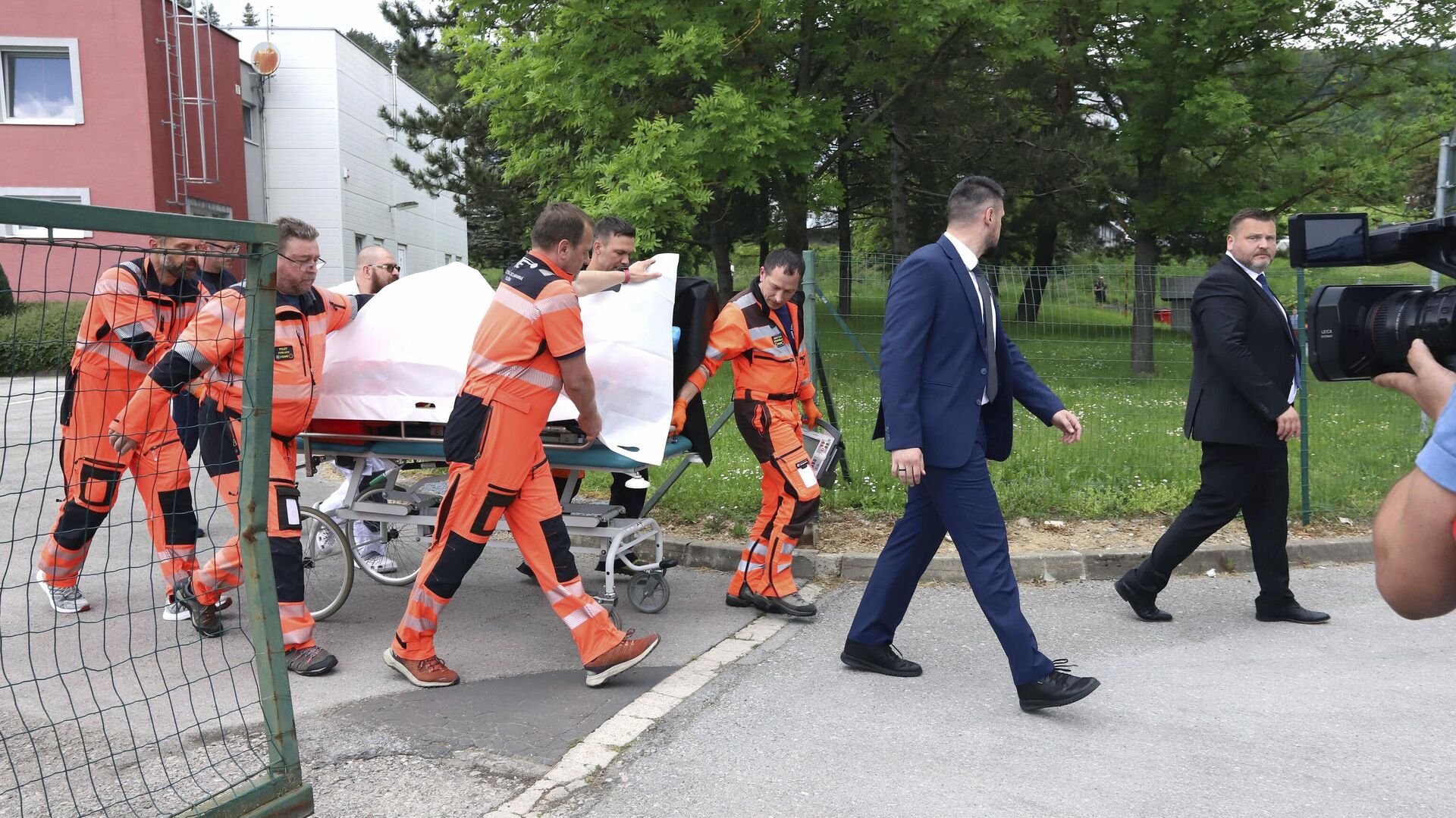 Медики доставляют раненого премьер-министра Словакии Роберта Фицо в больницу в городе Банска-Бистрица - РИА Новости, 1920, 17.05.2024