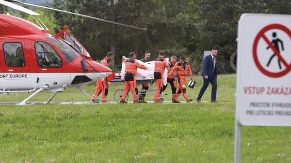 Медики доставляют раненого премьер-министра Словакии Роберта Фицо в больницу в городе Банска-Бистрица
