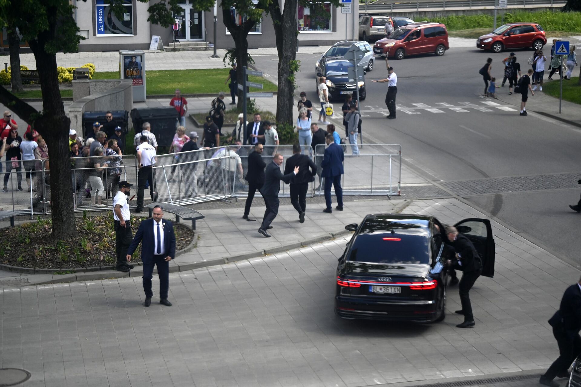 Момент покушения на премьера Словакии Фицо попал на видео - РИА Новости,  15.05.2024