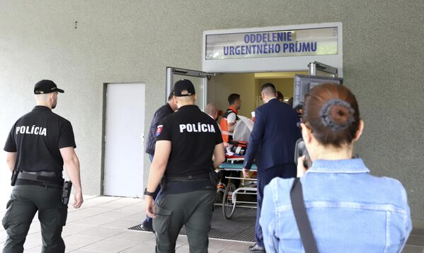 Медики доставляют раненого премьер-министра Словакии Роберта Фицо в больницу в городе Банска-Бистрица