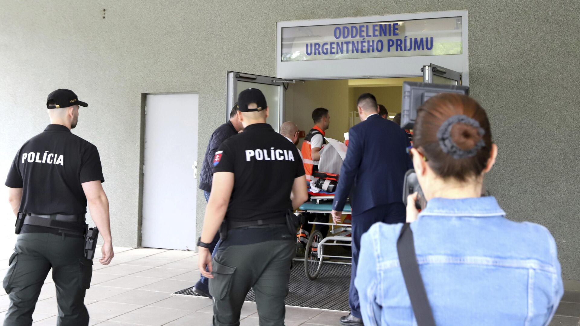 Медики доставляют раненого премьер-министра Словакии Роберта Фицо в больницу в городе Банска-Бистрица - РИА Новости, 1920, 19.05.2024