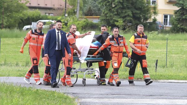 Медики доставляют раненого премьер-министра Словакии Роберта Фицо в больницу в городе Банска-Бистрица, 15 мая 2024