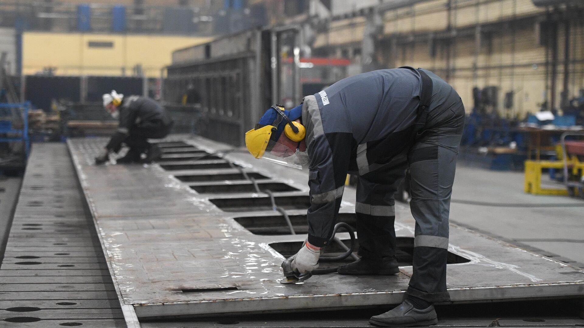 Рабочие в сборочном цехе завода Метровагонмаш в подмосковных Мытищах - РИА Новости, 1920, 25.07.2024