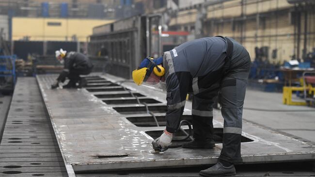 Рабочие в сборочном цехе завода Метровагонмаш в подмосковных Мытищах