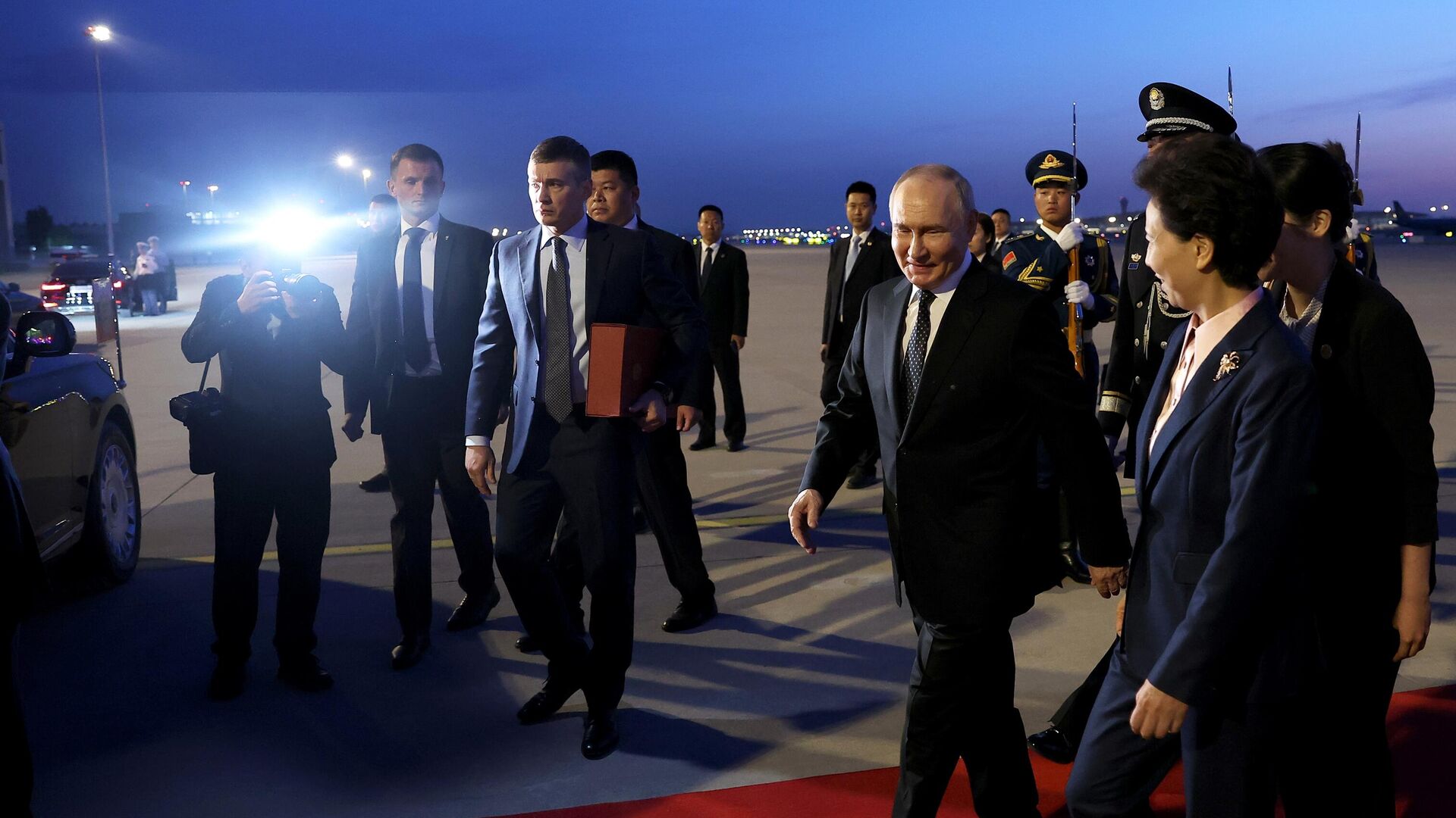 Президент России Владимир Путин прибыл в Китай с официальным визитом  - РИА Новости, 1920, 16.05.2024