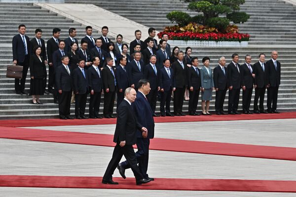 Президент России Владимир Путин и председатель КНР Си Цзиньпин во время церемонии официальной встречи в Пекине
