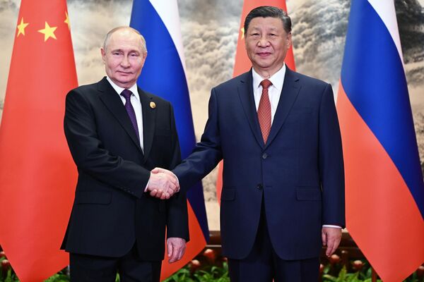 Президент России Владимир Путин и председатель КНР Си Цзиньпин во время встречи в Доме народных собраний в Пекине