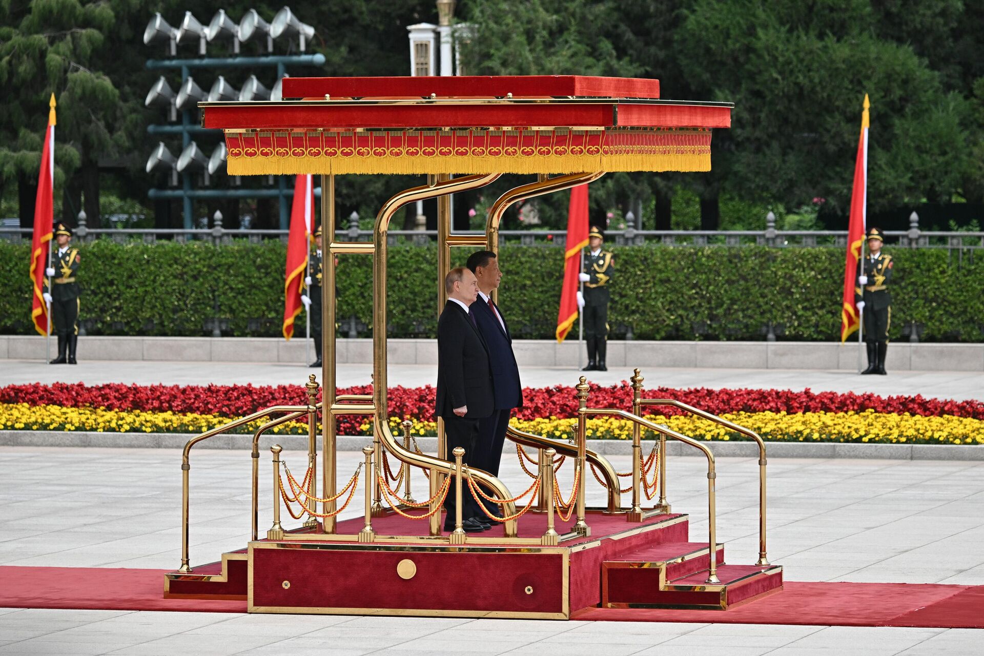 Президент России Владимир Путин и председатель КНР Си Цзиньпин во время церемонии официальной встречи в Пекине - РИА Новости, 1920, 16.05.2024