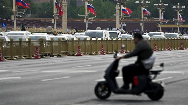 Флаги Росиии и Китая перед церемонией официальной встречи президента России Владимира Путина и председателя КНР Си Цзиньпина на площади Тяньаньмэнь в Пекине