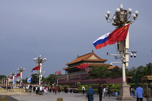 Флаги Росиии и Китая перед церемонией официальной встречи президента России Владимира Путина и председателя КНР Си Цзиньпина в Пекине