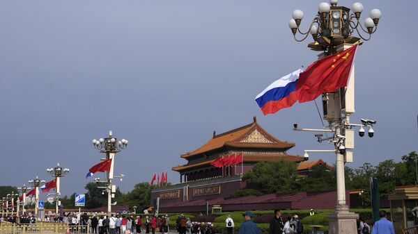 Флаги Росиии и Китая в Пекине