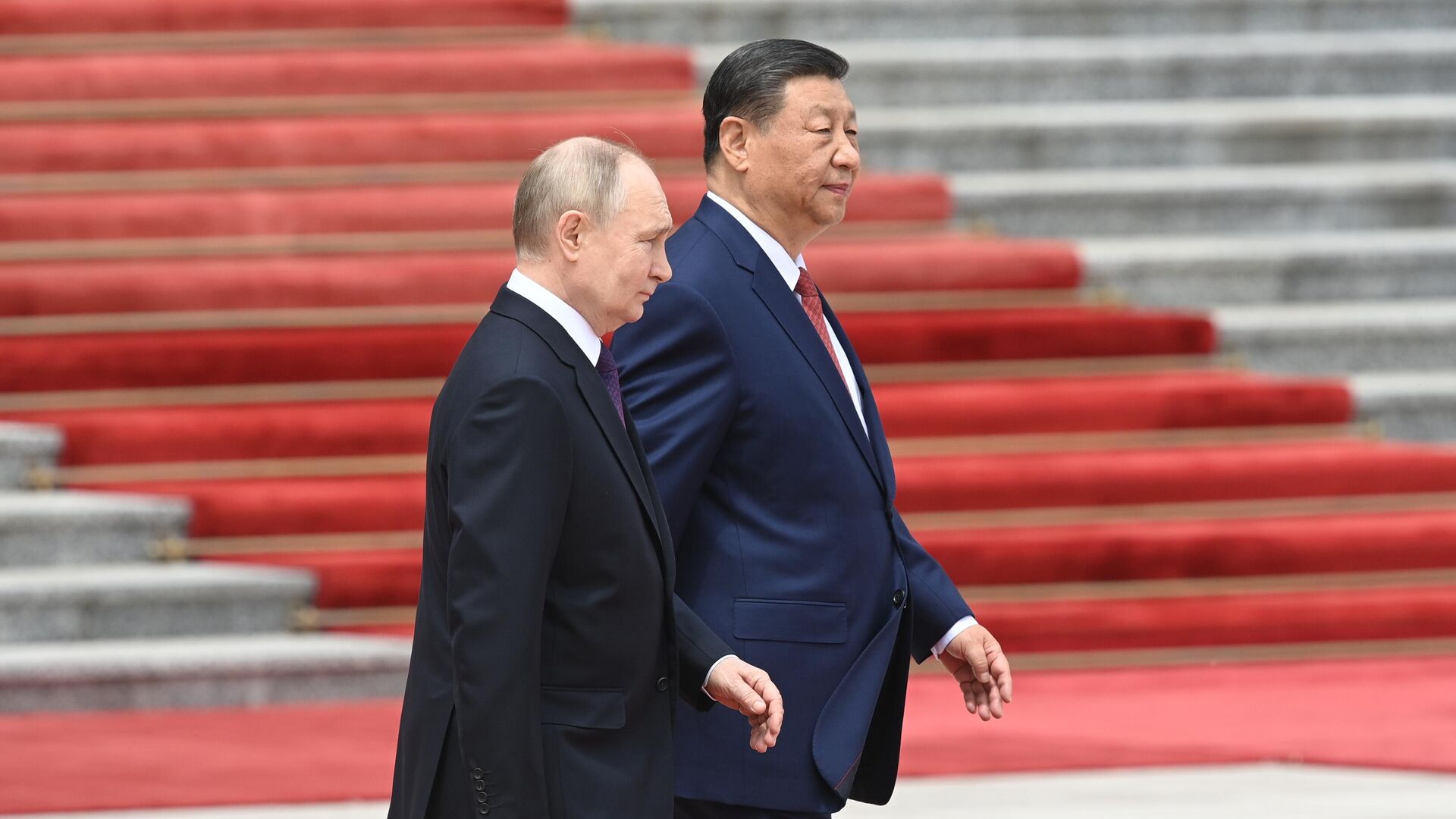 Президент России Владимир Путин и председатель КНР Си Цзиньпин во время церемонии официальной встречи в Пекине - РИА Новости, 1920, 27.05.2024