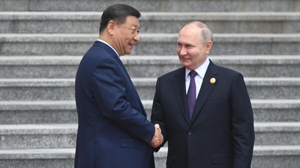 Президент России Владимир Путин и председатель КНР Си Цзиньпин во время церемонии официальной встречи у Дома народных собраний на площади Тяньаньмэнь в Пекине