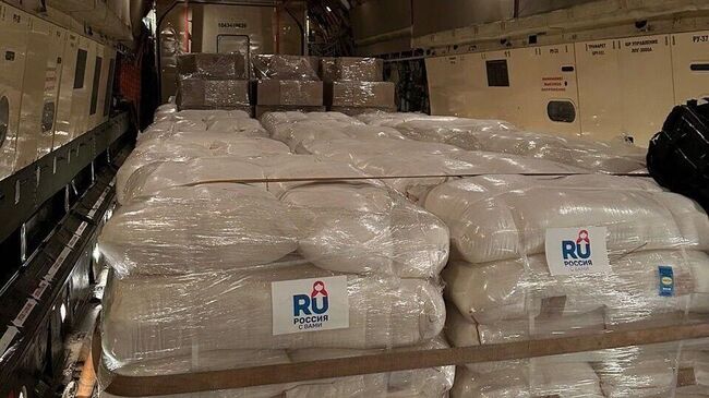 Самолет МЧС России с гуманитарной помощью