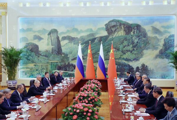 Президент России Владимир Путин и председатель КНР Си Цзиньпин во время беседы на церемонии официальной встречи в Доме народных собраний в Пекине