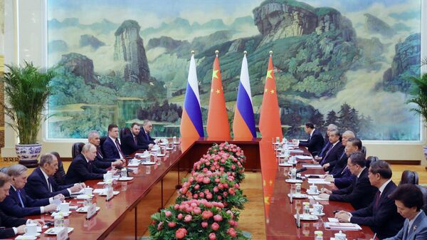 Президент России Владимир Путин и председатель КНР Си Цзиньпин во время беседы на церемонии официальной встречи в Доме народных собраний в Пекине