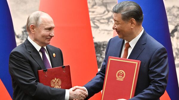 Президент России Владимир Путин и председатель КНР Си Цзиньпин на церемонии подписания совместных документов в Доме народных собраний в Пекине