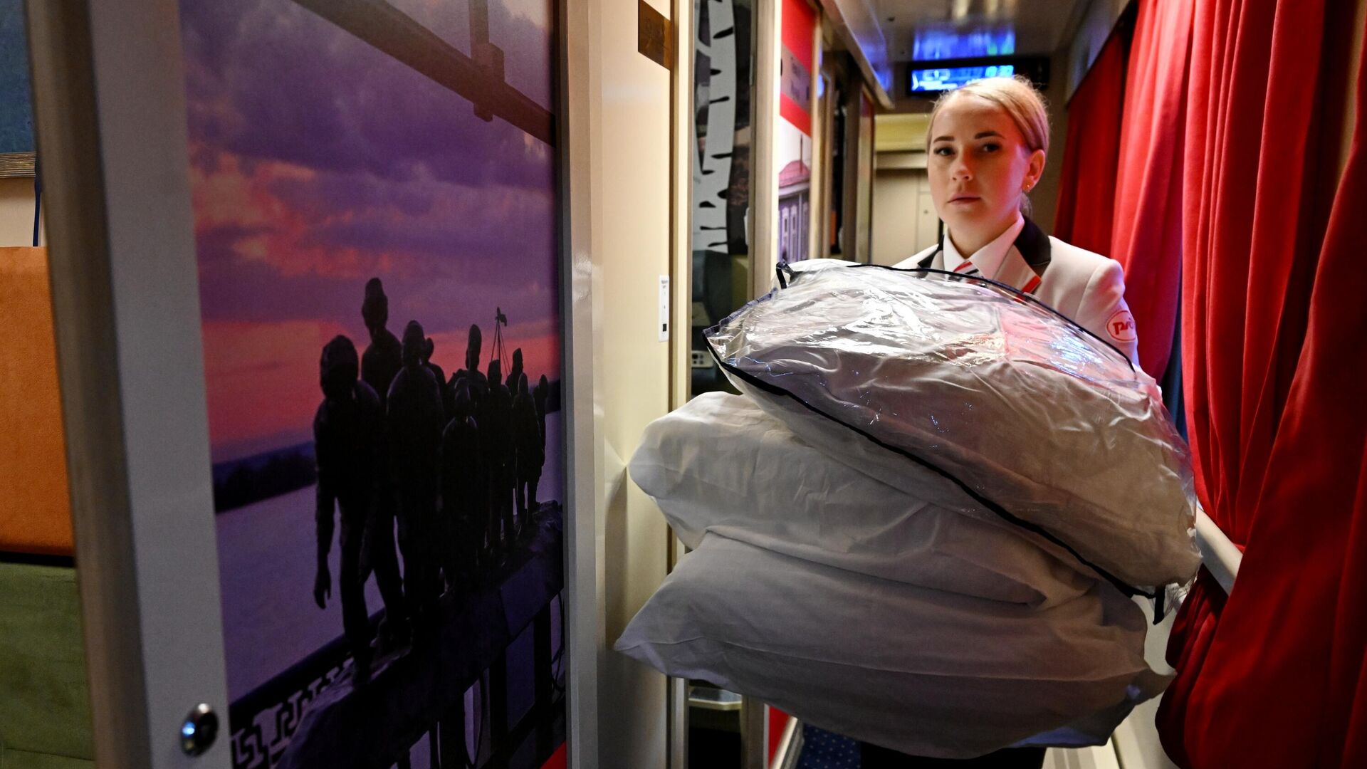 Проводница несет комплекты постельного белья пассажирам - РИА Новости, 1920, 29.10.2025