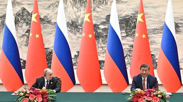 Президент России Владимир Путин и председатель КНР Си Цзиньпинь на церемонии подписания совместных документов в Доме народных собраний в Пекине
