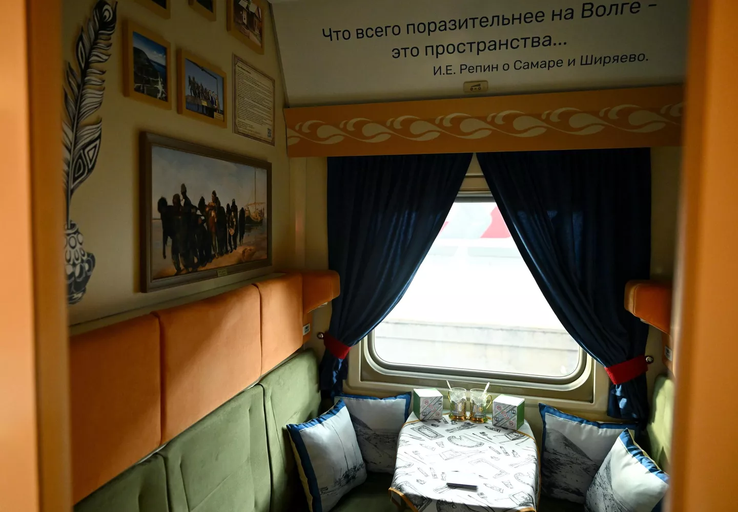 モスクワのクルスキー駅にあるブランド列車9/10号ジグリ（モスクワ～サマラ）の一部であるクルトサマラ観光客車のコンパートメントの内部