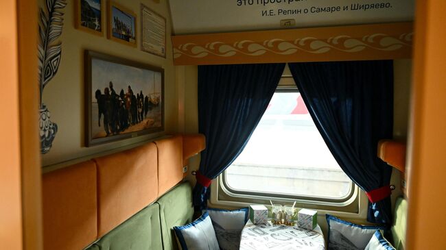 Интерьер купе туристического вагона КультСамара в составе фирменного поезда № 9/10 Жигули (Москва — Самара) на Курском вокзале в Москве