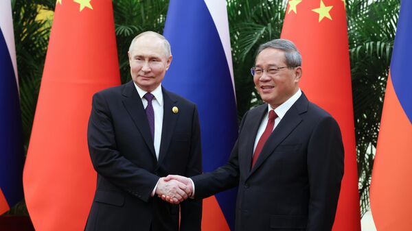Президент России Владимир Путин и премьер Государственного совета КНР Ли Цян во время встречи в Доме народных собраний в Пекине