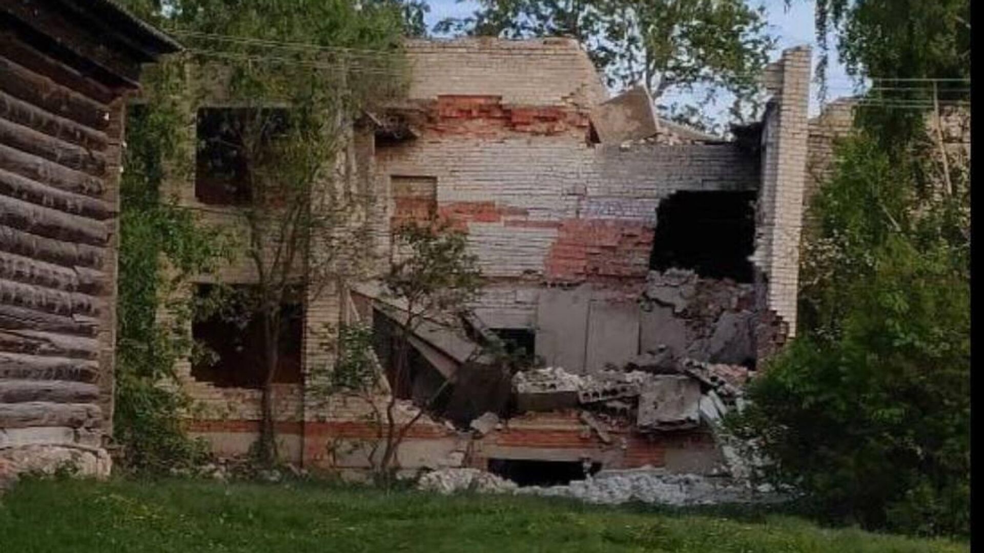 На месте обрушения заброшенного здания в Мордовии - РИА Новости, 1920, 17.05.2024