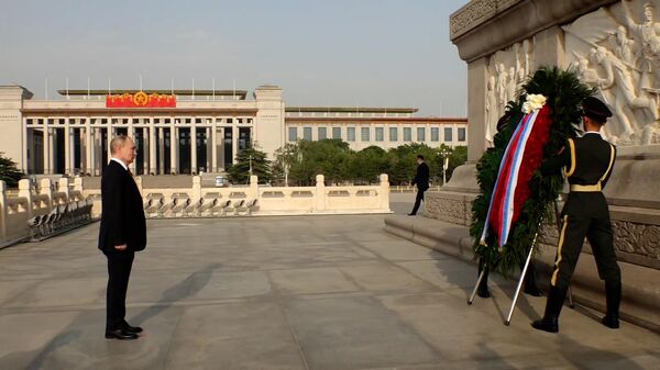 Возложение цветов к памятнику Народным героям в Пекине