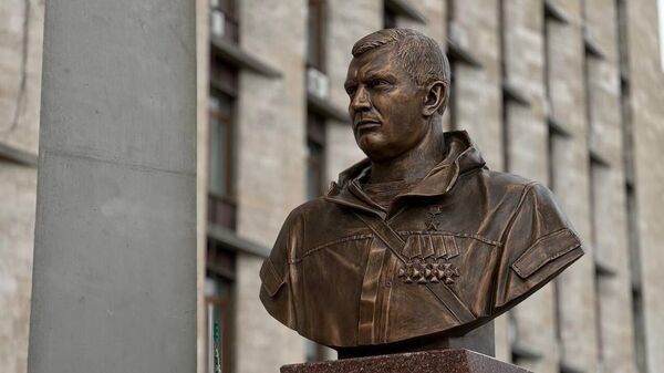Памятник первому главе ДНР Александру Захарченко у здания Дома правительства в Донецке
