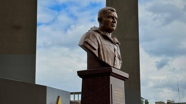 Памятник первому главе ДНР Александру Захарченко у здания Дома правительства в Донецке