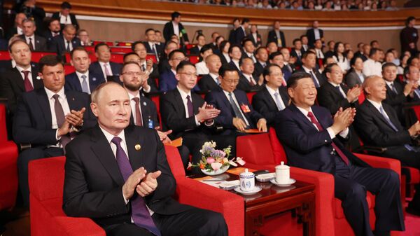 Президент России Владимир Путин и председатель КНР Си Цзиньпин принимают участие в торжественном концерте по случаю 75-летия установления дипломатических отношений между Россией и Китаем
