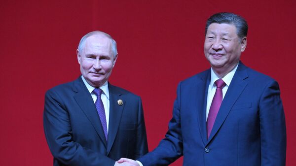 Президент России Владимир Путин и председатель КНР Си Цзиньпин на торжественном открытии концерта по случаю 75-летия установления дипломатических отношений между Россией и Китаем
