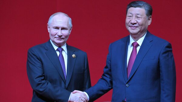 Президент России Владимир Путин и председатель КНР Си Цзиньпин на торжественном открытии концерта по случаю 75-летия установления дипломатических отношений между Россией и Китаем
