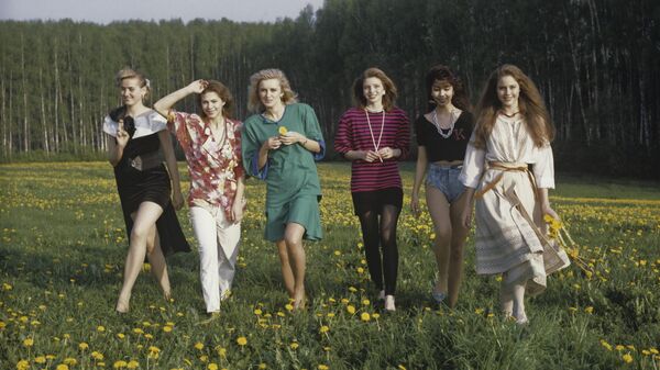 Участницы I Всесоюзного конкурса красоты Мисс СССР - 89 на отдыхе в поселке Аксаково