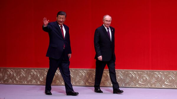 Президент России Владимир Путин и председатель КНР Си Цзиньпин принимают участие в торжественном концерте по случаю 75-летия установления дипломатических отношений между Россией и Китаем