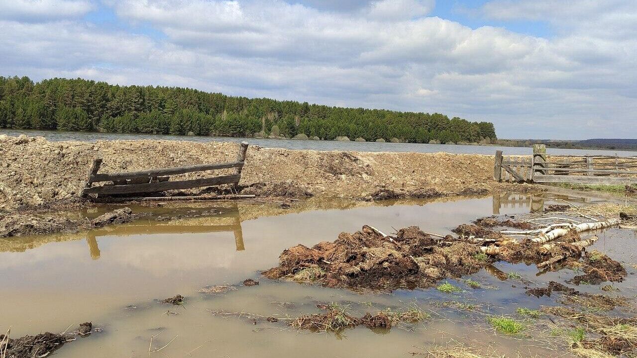 На месте прорыва земляной насыпи в селе Большой Карагай Вагайского района Тюменской области - РИА Новости, 1920, 17.05.2024