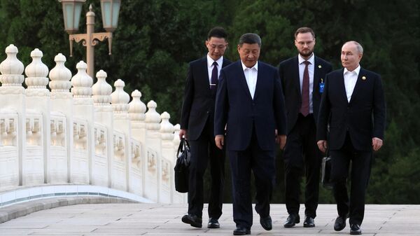 Президент России Владимир Путин и председатель КНР Си Цзиньпин во время неформального общения в правительственной резиденции Чжуннаньхай