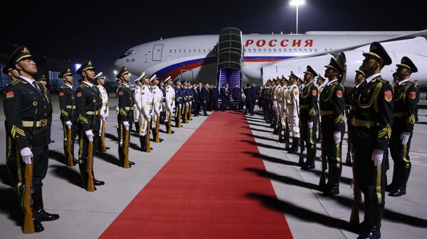 Почетный караул у самолета президента России Владимира Путина в аэропорту Пекина, 16 мая