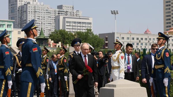 Президент России Владимир Путин на церемонии возложения венка к Памятнику советским воинам, погибшим в боях за освобождение Китая