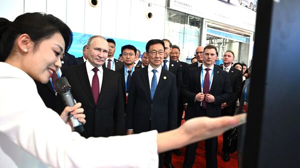 Президент России Владимир Путин осматривает экспозицию Российско-Китайской ЭКСПО. 17 мая 2024