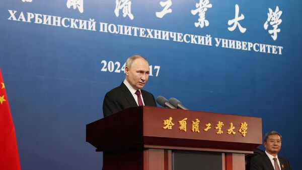 Президент России Владимир Путин выступает на встрече со студентами Харбинского политехнического университета. 17 мая 2024