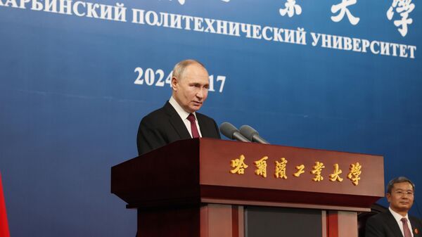 Президент России Владимир Путин выступает на встрече со студентами Харбинского политехнического университета