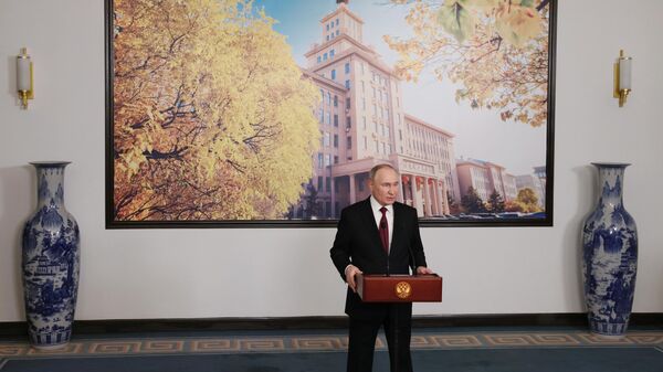 Владимир Путин выступает в Харбине перед представителями российских СМИ