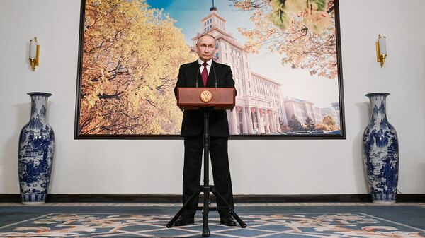 Президент России Владимир Путин выступает в Харбине перед представителями российских СМИ