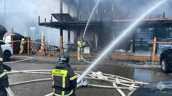 Пожар на кровле здания рядом с аэропортом Минеральных Вод