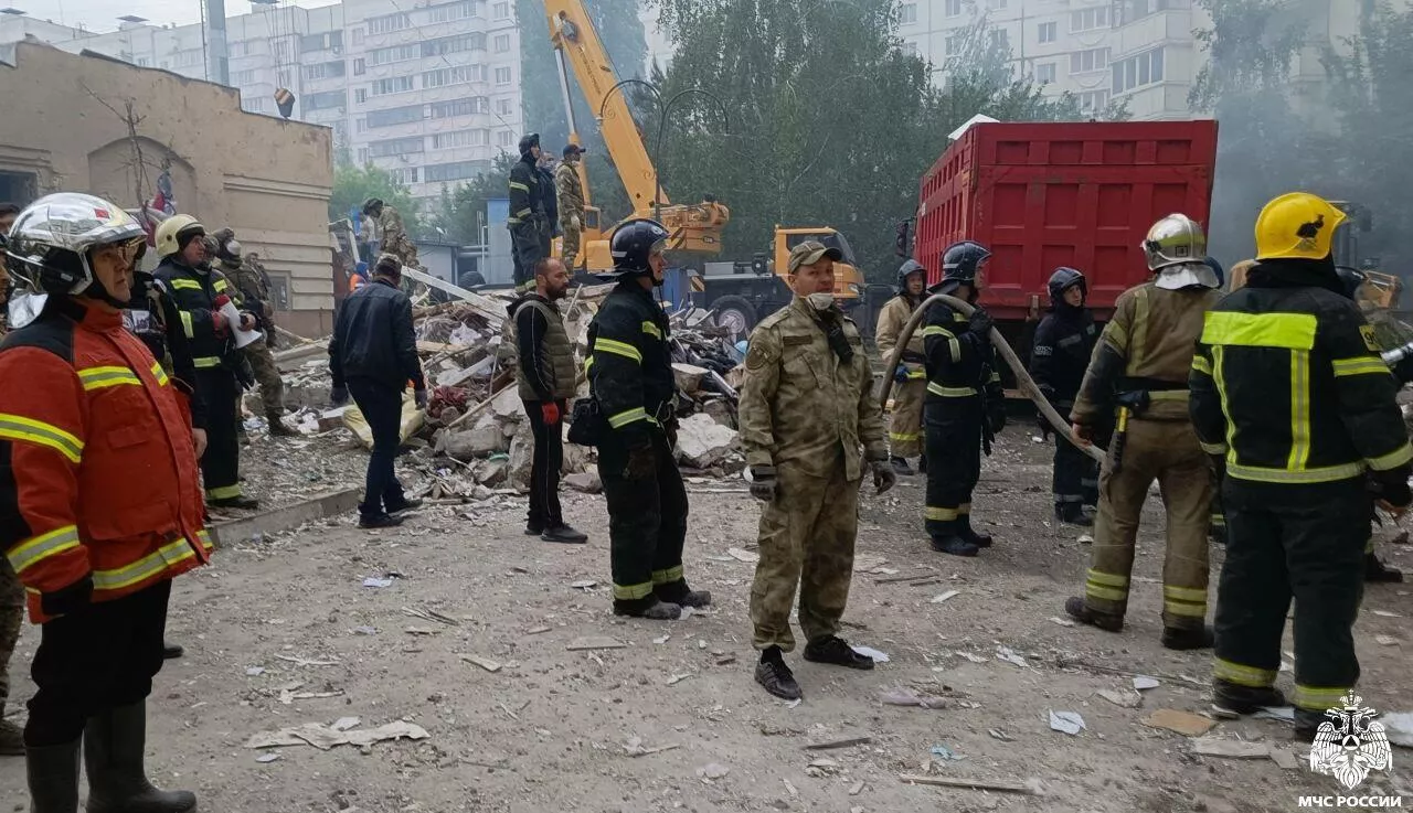 Начальник поисково-спасательной службы Белгородской области Валерий Тесленко принимает участие в разборе завалов на месте обрушения подъезда в жилом доме в Белгороде Начальник поисково-спасательной службы Белгородской области Валерий Тесленко принимает участие в разборе завалов на месте обрушения подъезда в жилом доме в Белгороде - РИА Новости, 1920, 17.05.2024