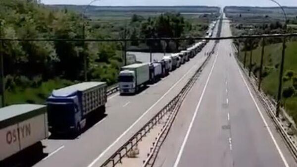 Дальнобойщики заблокировали трассу Киев — Одесса на Украине. Кадр видео
