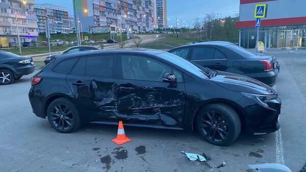 Место происшествия, где подросток на угнанном автомобиле повредил машины на парковке в микрорайоне Солнечный в Красноярске. 19 мая 2024
