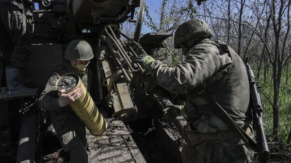 Работа боевого расчета артиллеристов ВС РФ в зоне СВО. Архивное фото